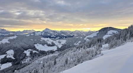 Winterwandelen over besneeuwde bergpaden.